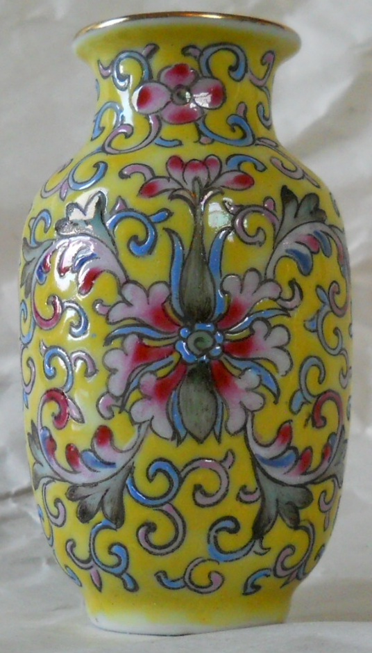 Mini Yellow Chinese(?) Vase Antiques Board