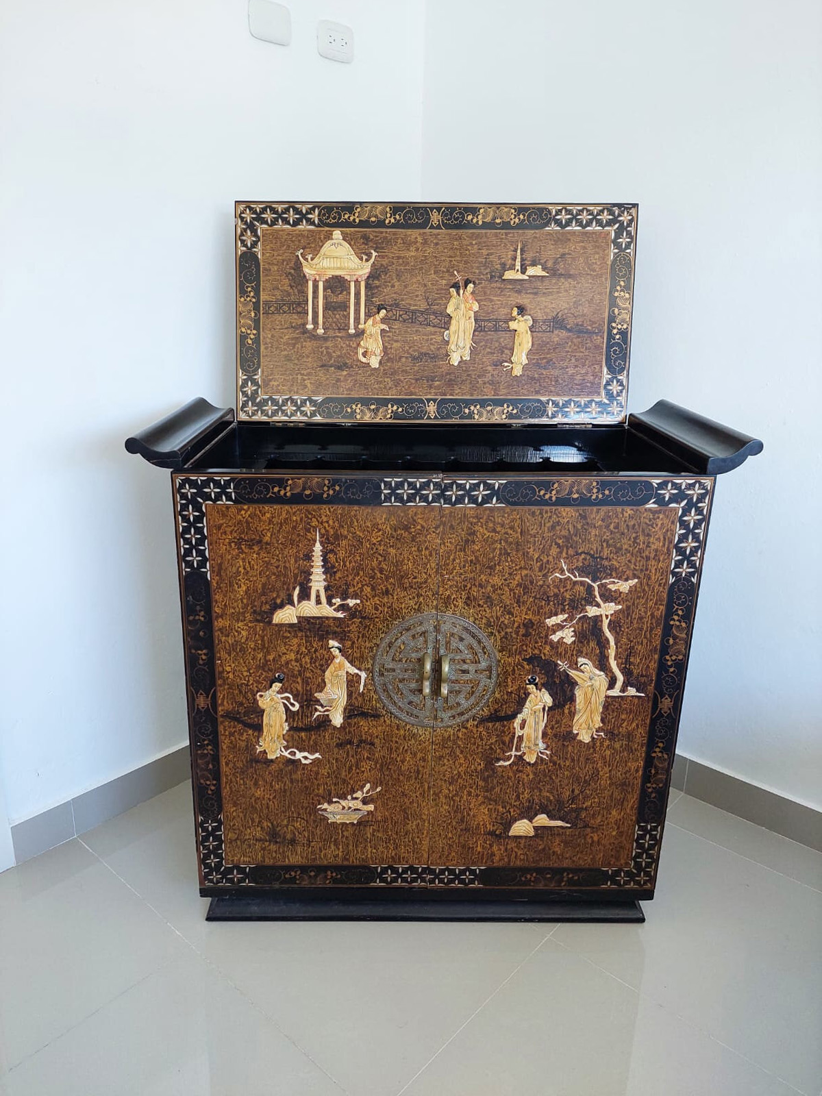 05 majestic co hong kong art carved furniture.jpg