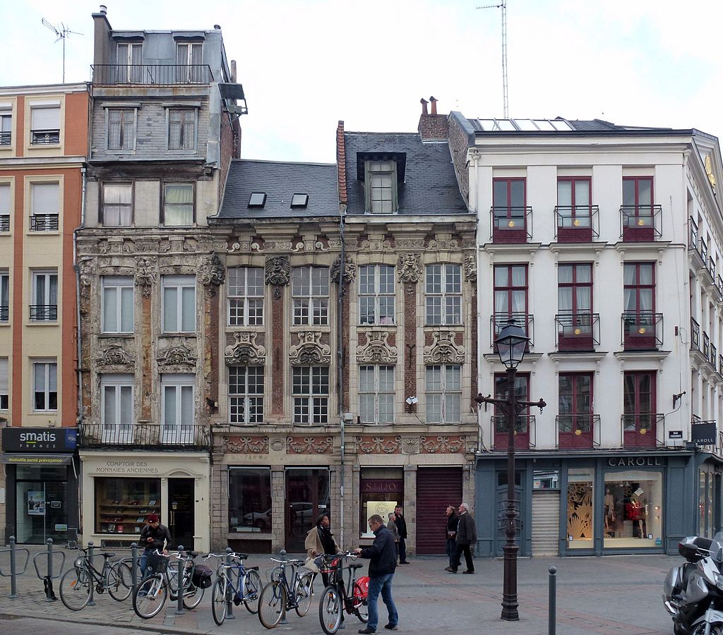 1024px-Lille,_4-6-8_rue_Esquermoise_(PA00107630).jpg