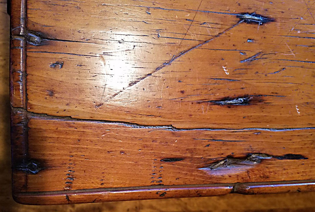 14SM CHST TOP R-END FROM HINGE NAILS.jpg