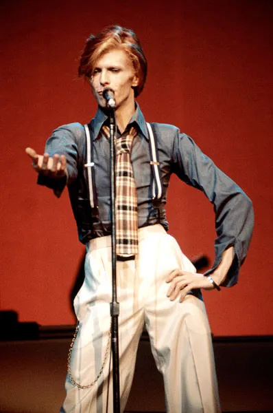 1oct1974-david-bowie-fashion-evolution-600.jpg