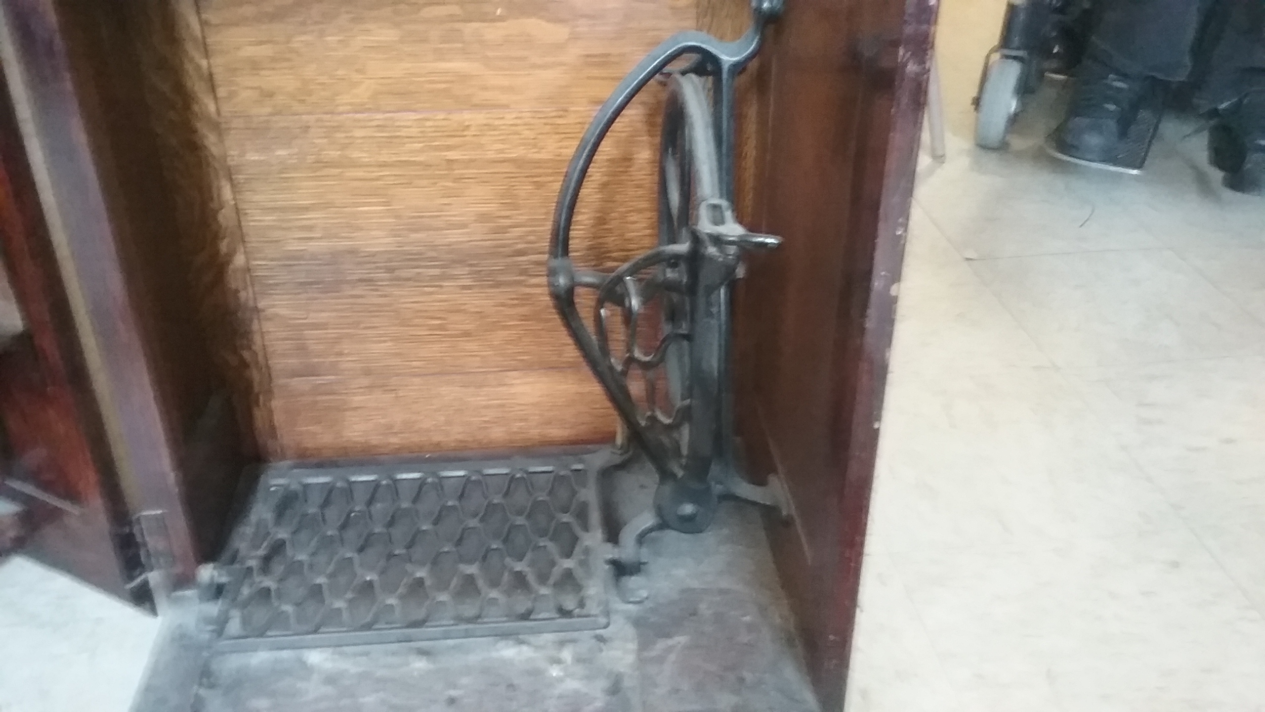 Singer Sewing Machine Antique Parlor Drawing Room 1920 S