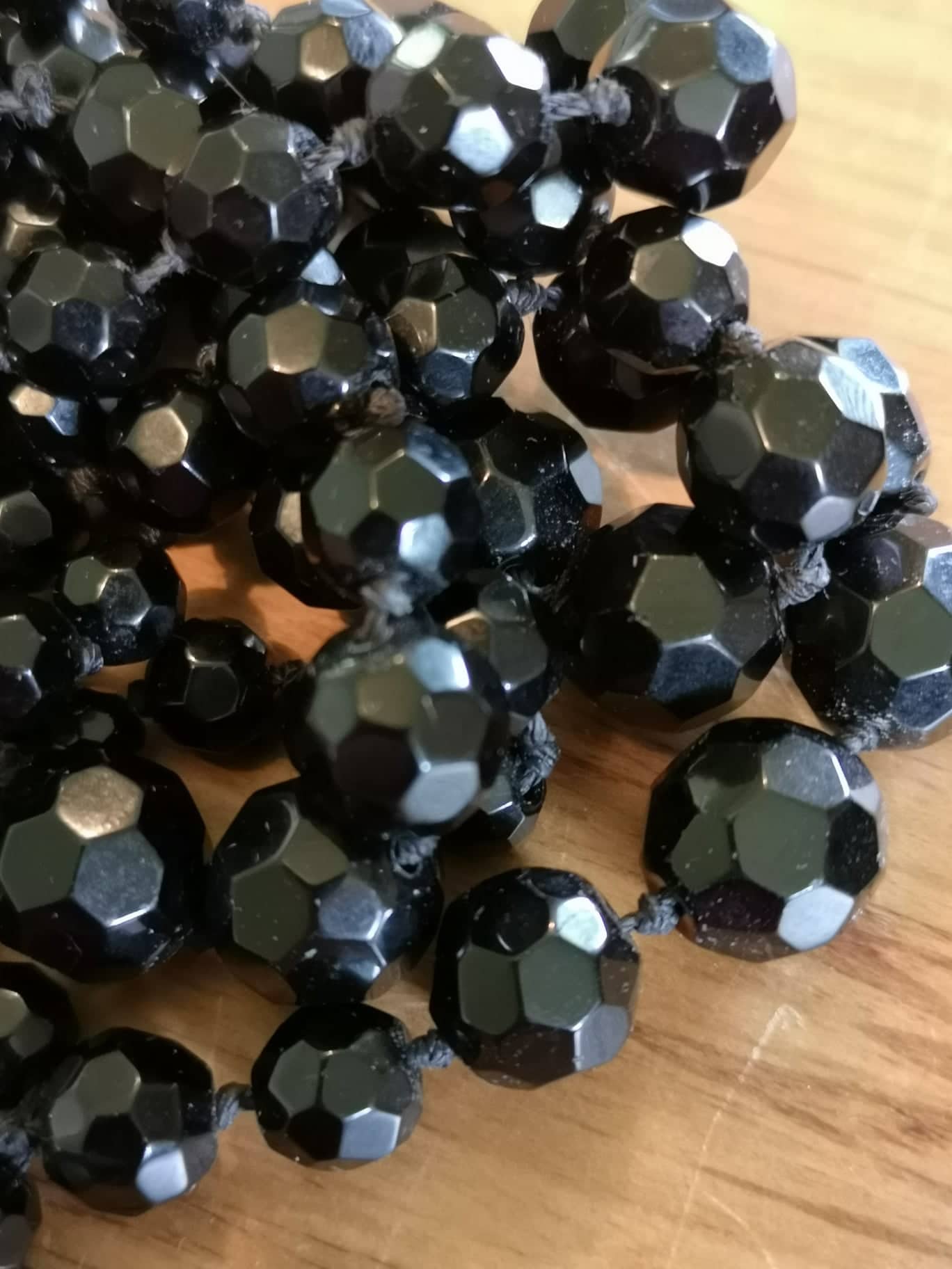 How to tell black beads apart is it Jet, French Jet, Obsidian or Onyx