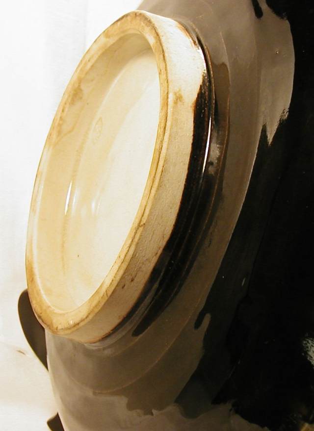 3885Asian Pottery dish  stripe glaze foot rim 2.jpg