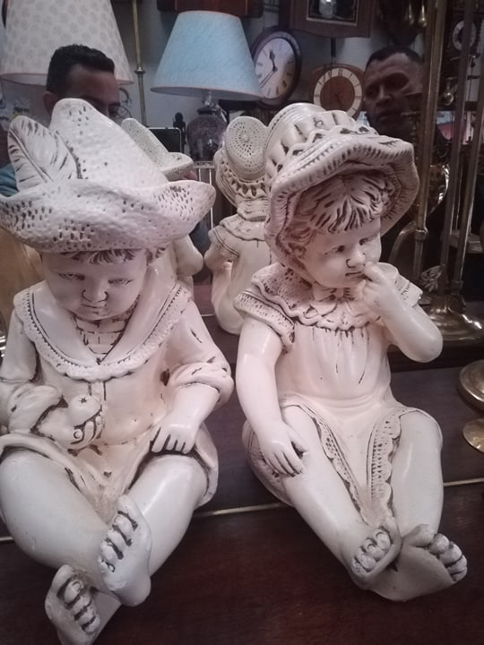 I'm looking for infos about these two statues Antiques Board