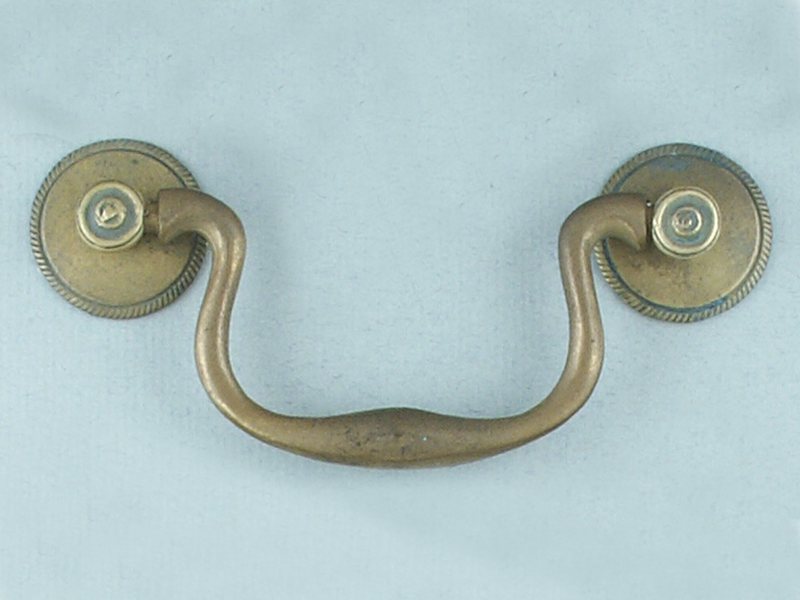 A169-circular-plate-drawer-handle-brass.png