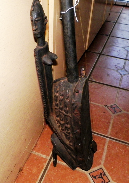 AA AUCTION AFRICAN GUITAR INSTRUMENT 2BAA.jpg
