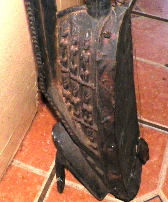 AA AUCTION AFRICAN GUITAR INSTRUMENT 2BAAA.jpg