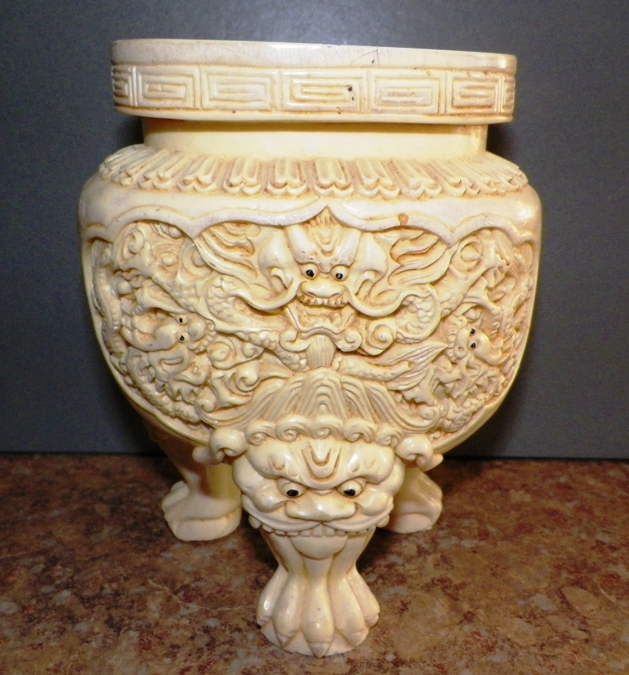 AA EBAY NEW A COLLECTIBLE EBAY ANTIQUES CHINESE 3 LEGGED CARVED BONE RESIN VASE 1AA.jpg