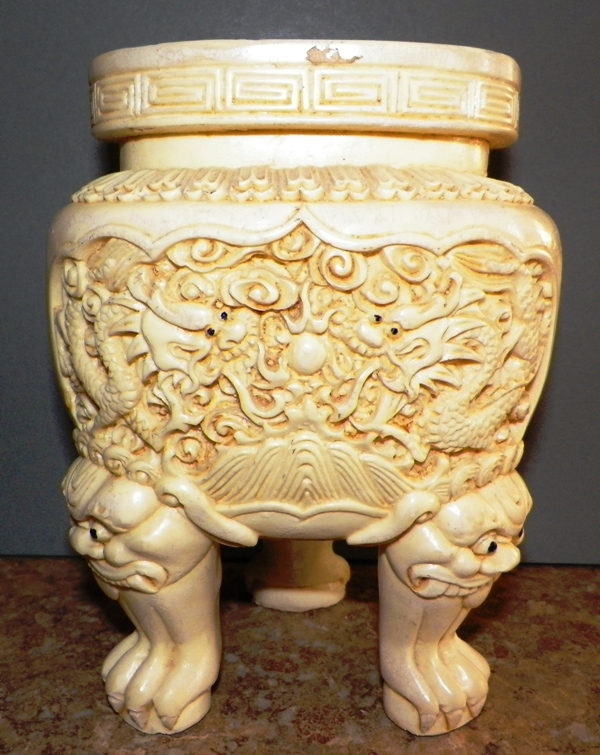 AA EBAY NEW A COLLECTIBLE EBAY ANTIQUES CHINESE 3 LEGGED CARVED BONE RESIN VASE 2AA.jpg