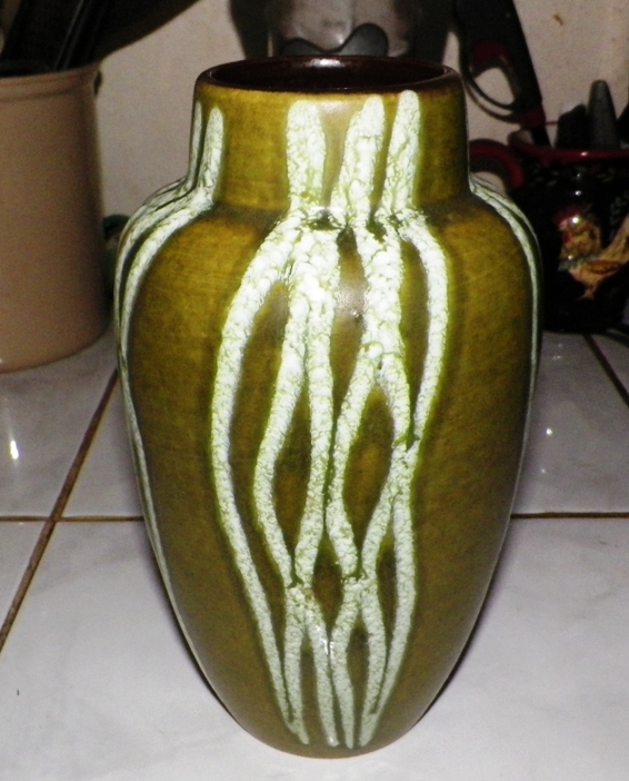 AA EBAY NEW A COLLECTIBLE EBAY POTTERY ART VASE WITH LINES 1AA.jpg