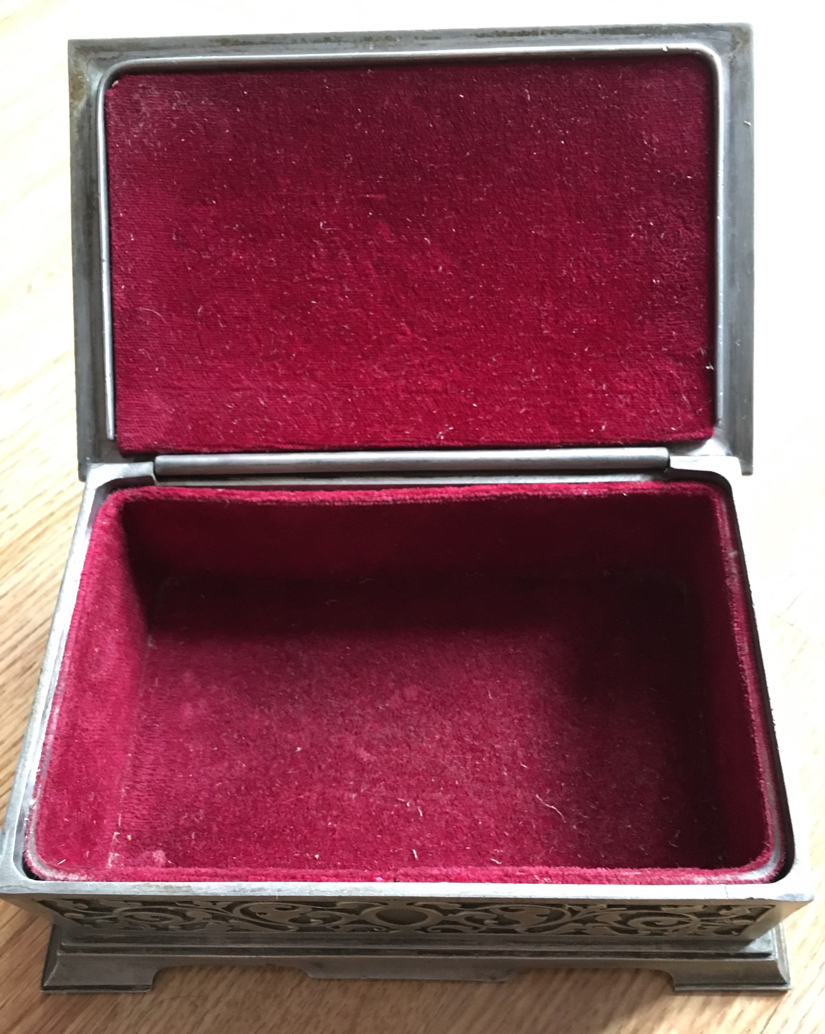 Please help to identify jewelry box | Antiques Board