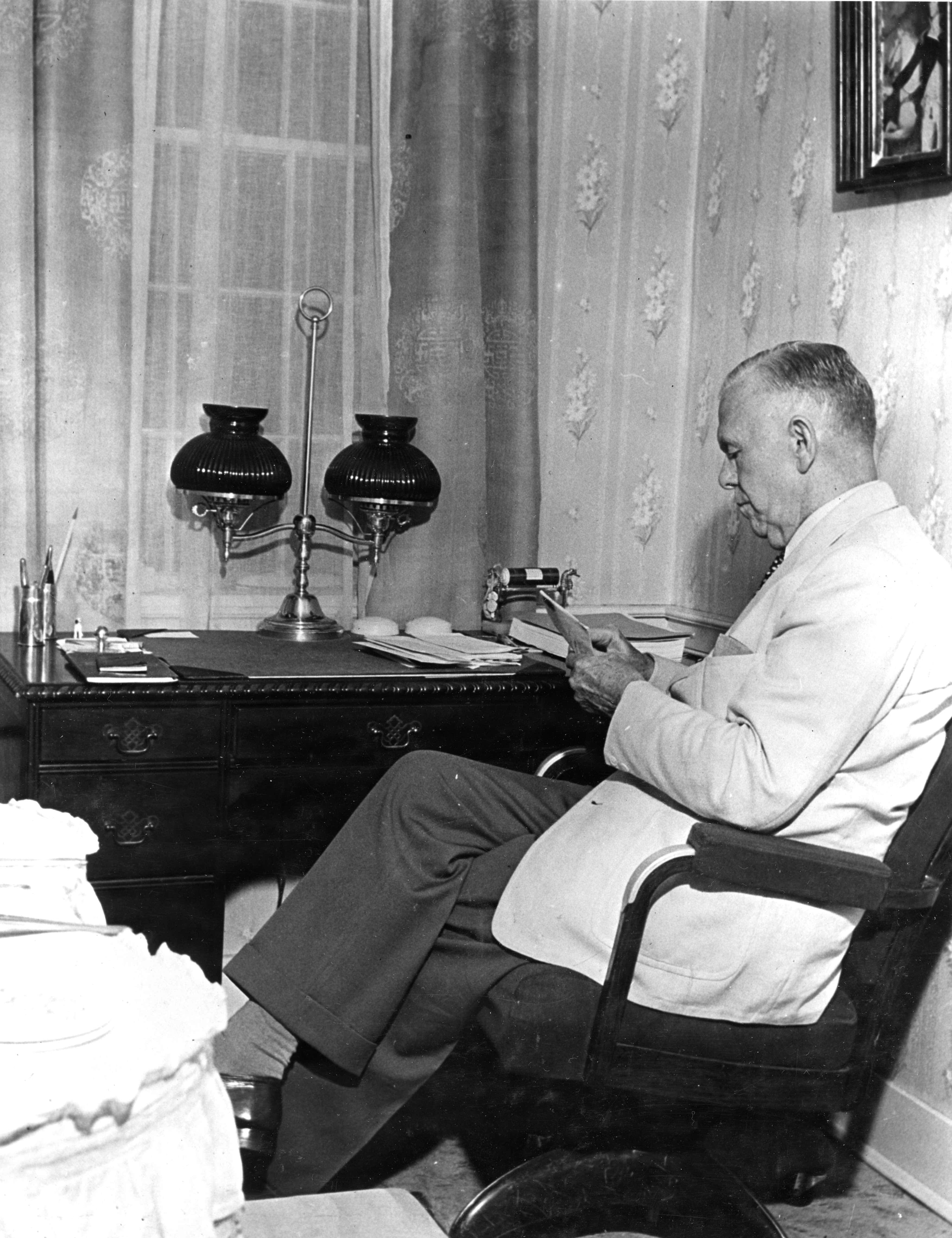 Answering mail -Leesburg-min.jpg