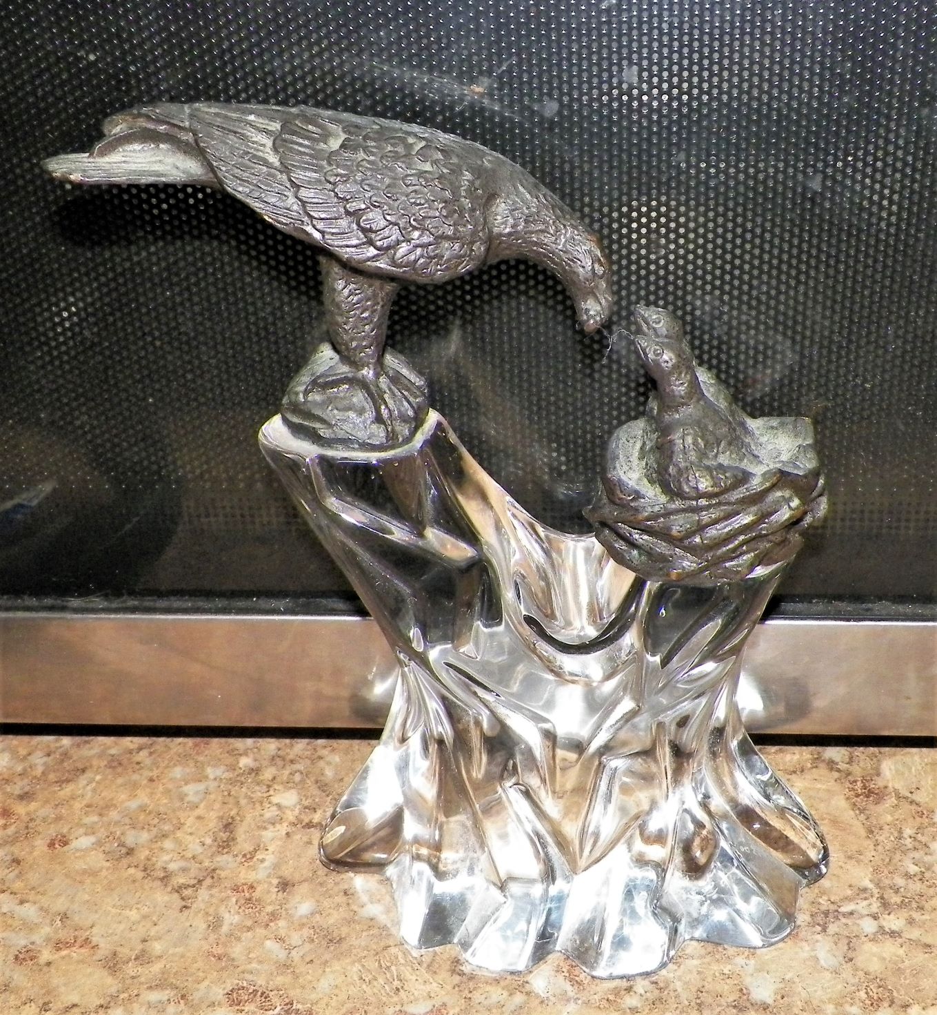 ART GLASS SCULPTURE EAGLE FEEDING BABIES 1AA.JPG
