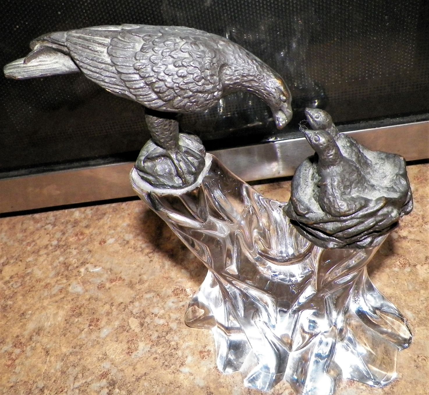 ART GLASS SCULPTURE EAGLE FEEDING BABIES 2AA.JPG
