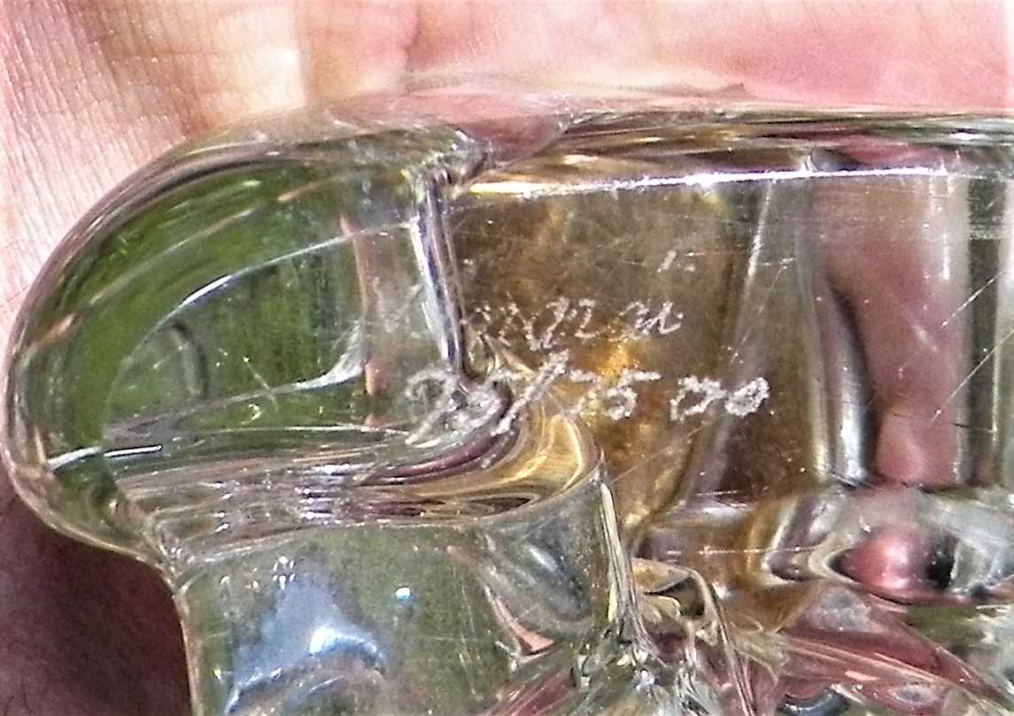 ART GLASS SCULPTURE EAGLE FEEDING BABIES 8A_AA.JPG