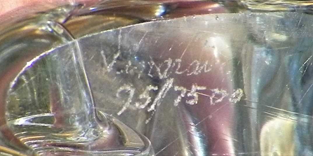 ART GLASS SCULPTURE EAGLE FEEDING BABIES 8AA.JPG