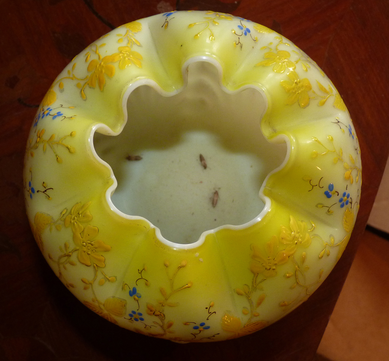 Art glass vase A.mail.jpg