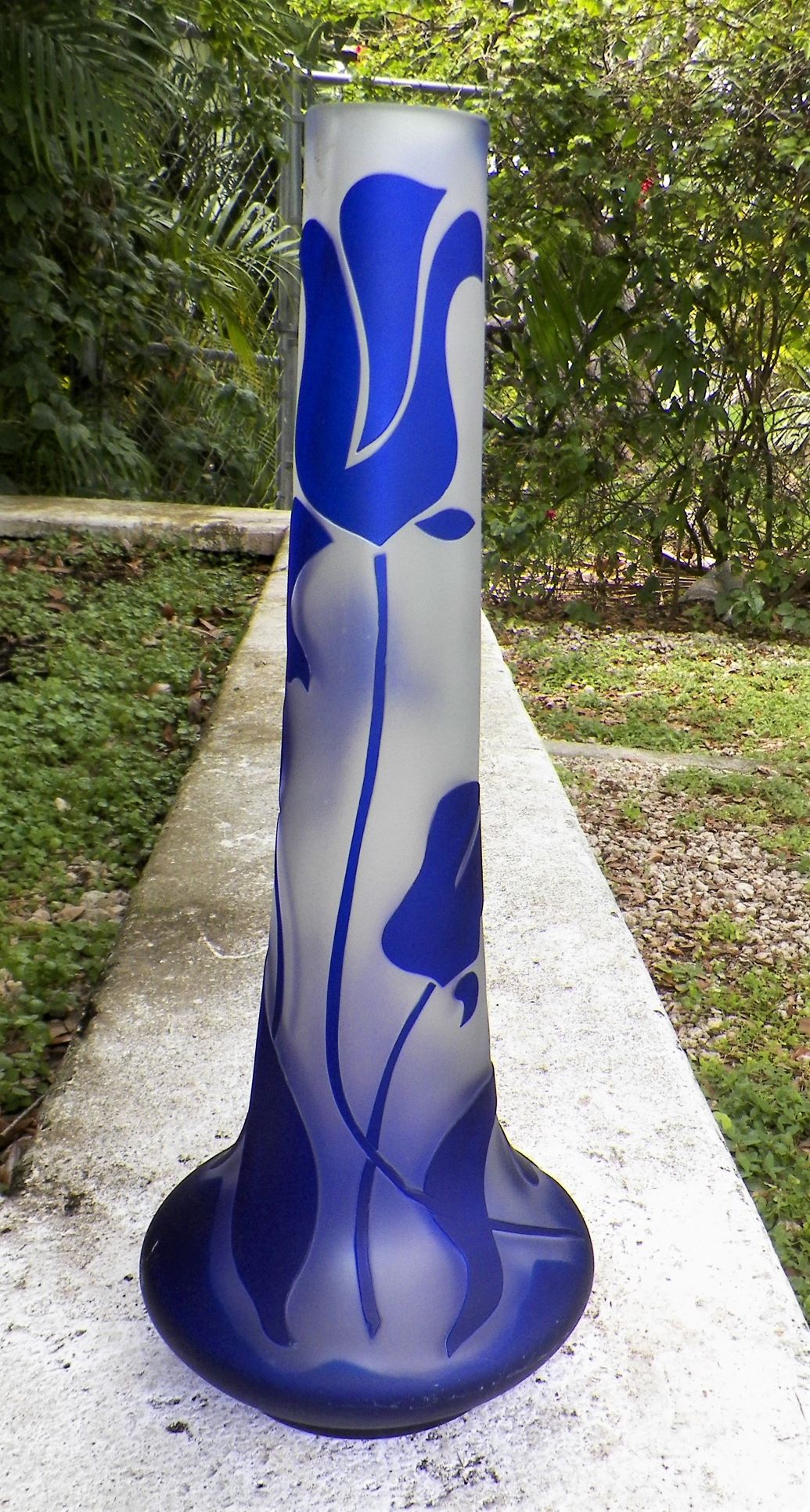 ART GLASS VASE BLUE ACCENTS FLOWERS 2AA.JPG