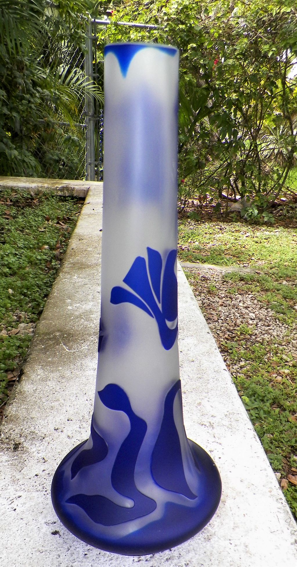 ART GLASS VASE BLUE ACCENTS FLOWERS 2AAA.JPG