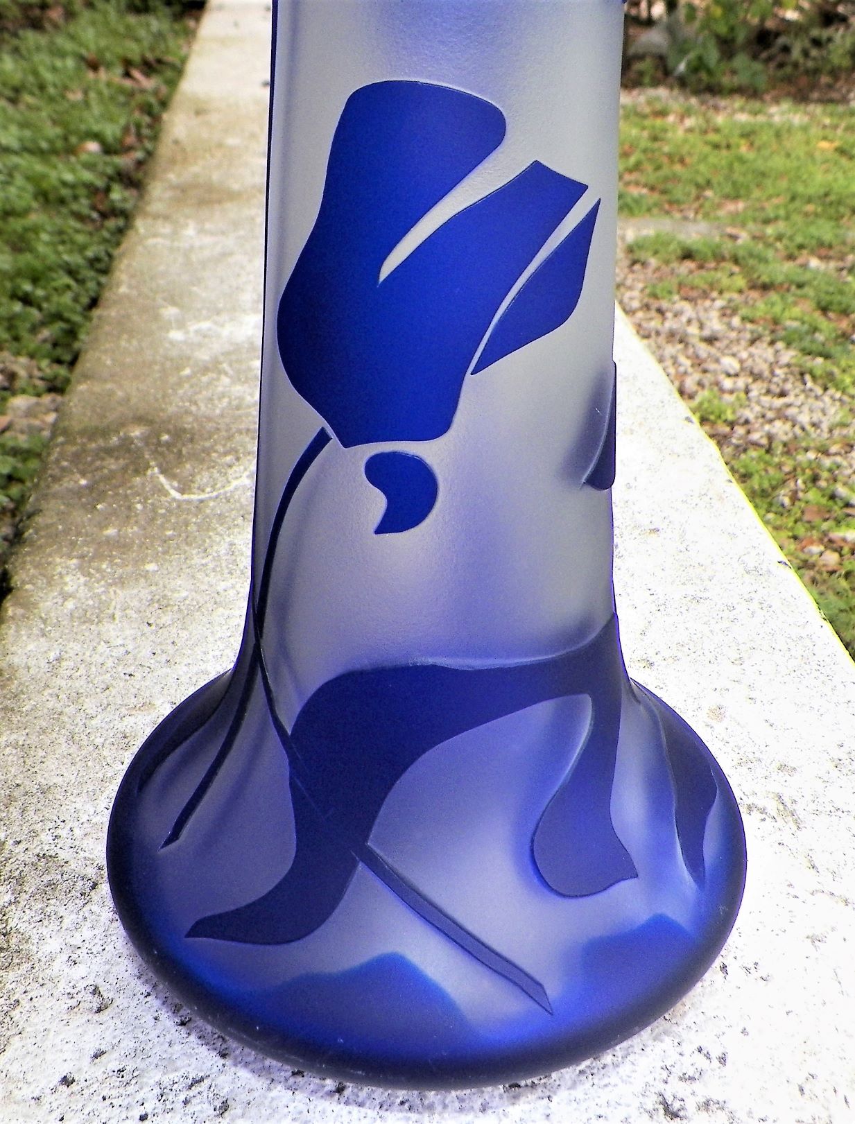 ART GLASS VASE BLUE ACCENTS FLOWERS 3AA.JPG