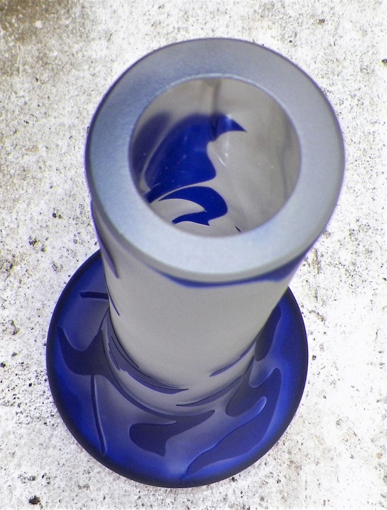 ART GLASS VASE BLUE ACCENTS FLOWERS 4AA.JPG