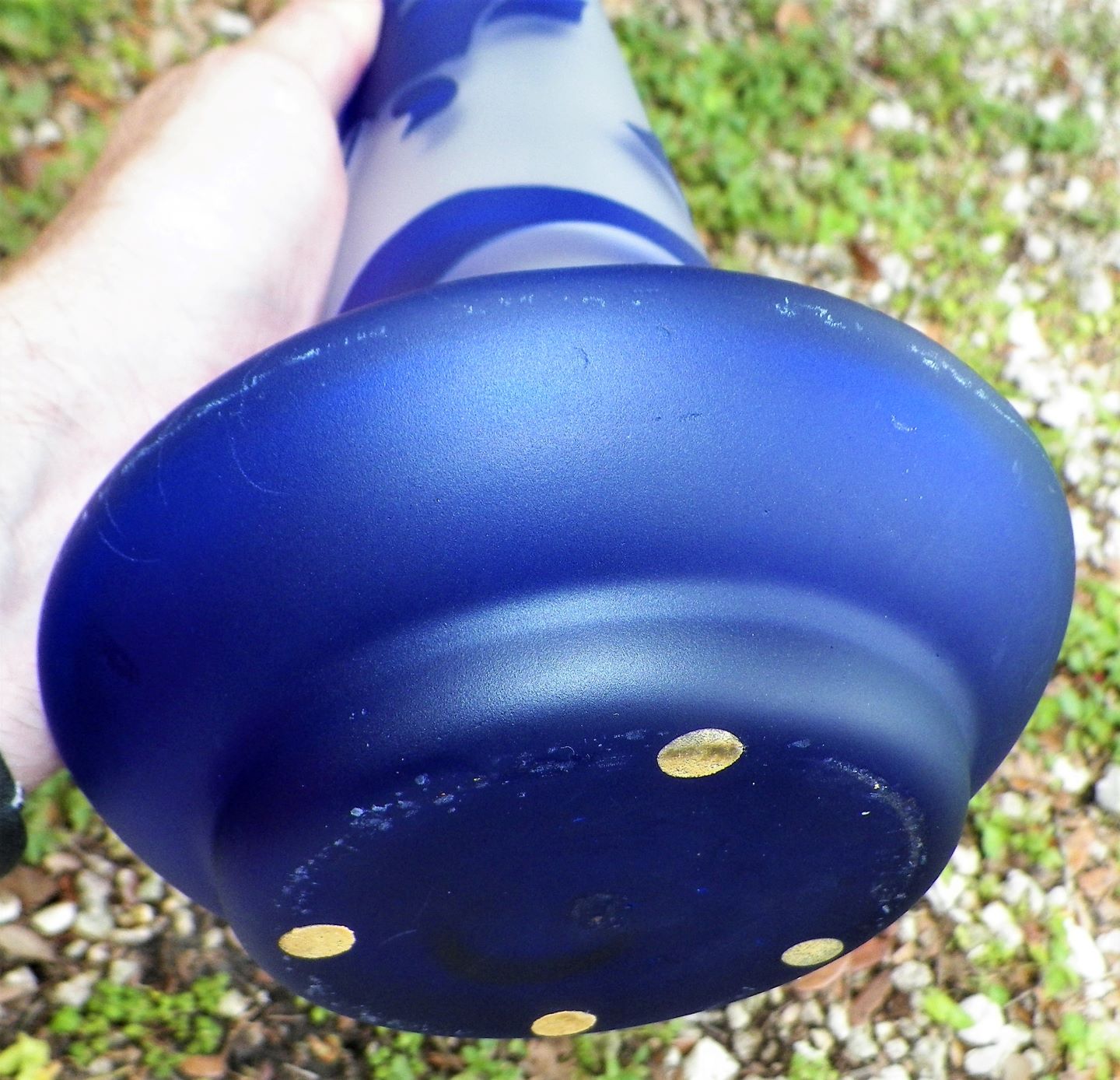 ART GLASS VASE BLUE ACCENTS FLOWERS 5AA.JPG