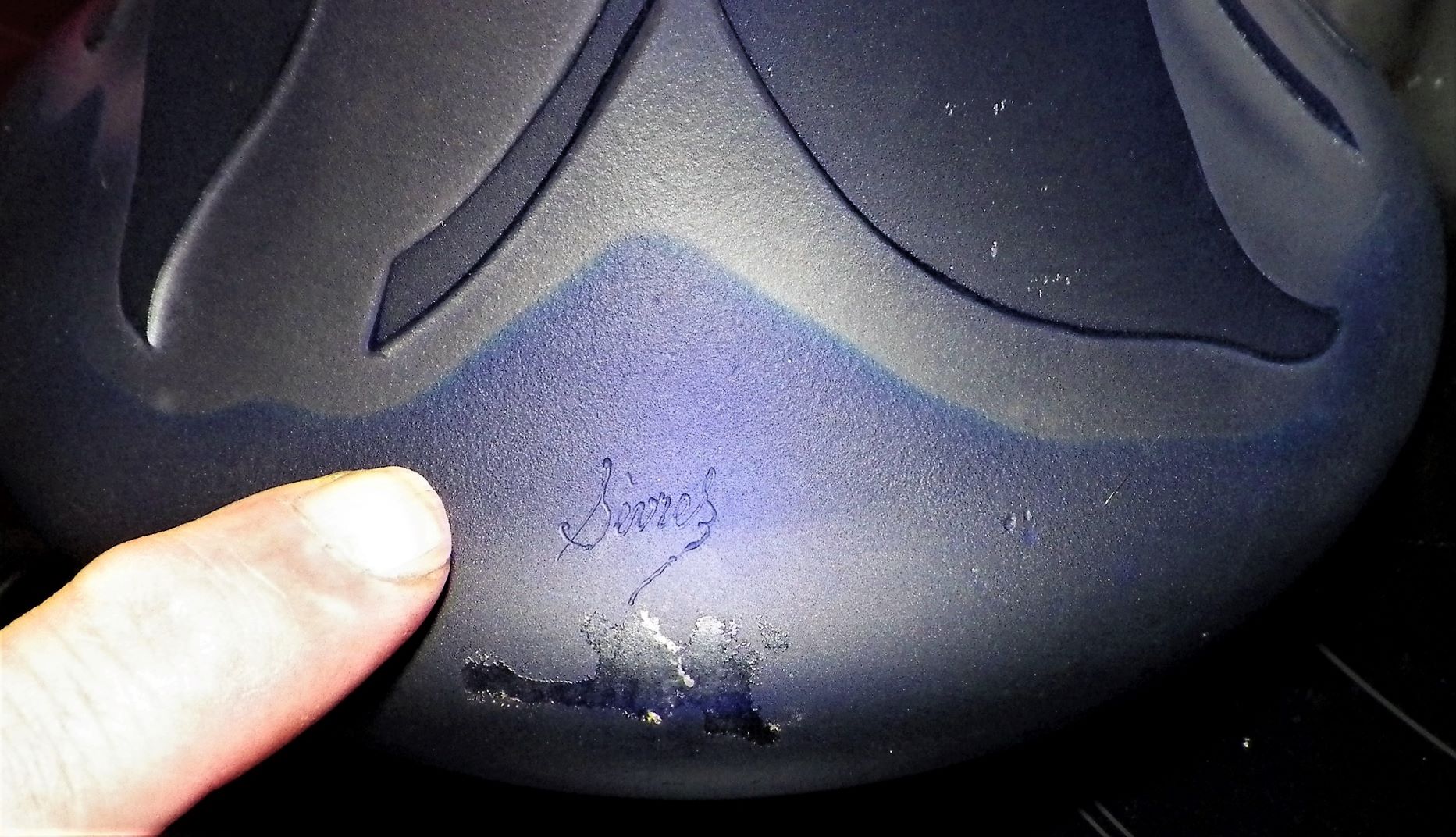 ART GLASS VASE BLUE ACCENTS FLOWERS 6CAA.JPG