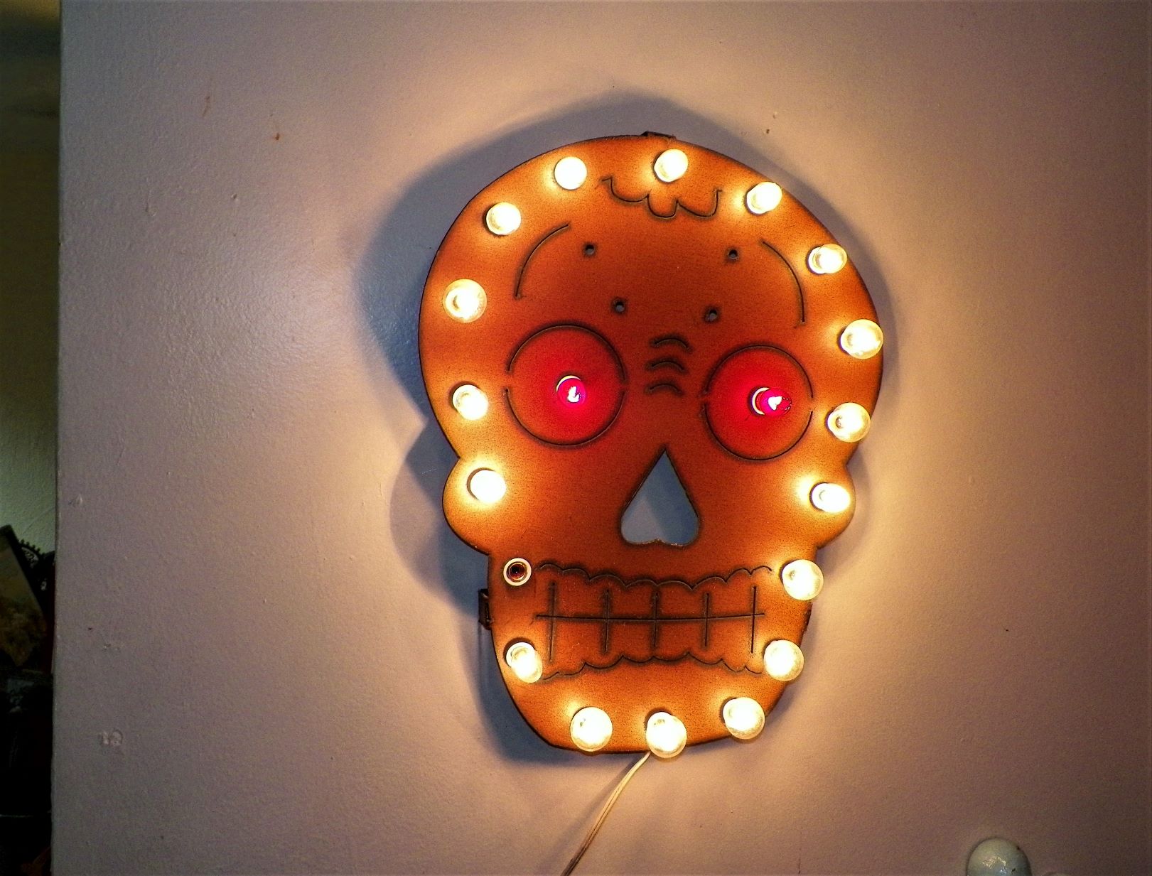 ART SCULPTURE SKULL METAL LIGHTED 2AAZZ.JPG