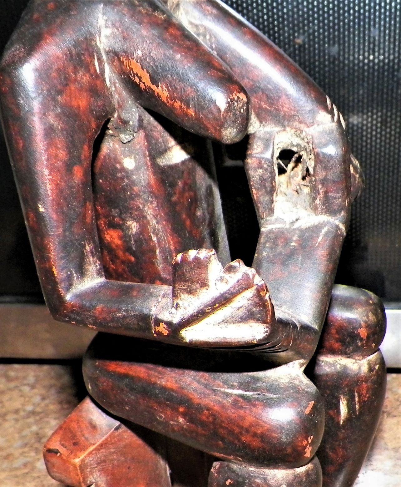 ART STATUE AFRICAN MOTHER FEEDING CHILD 2CAAA.JPG