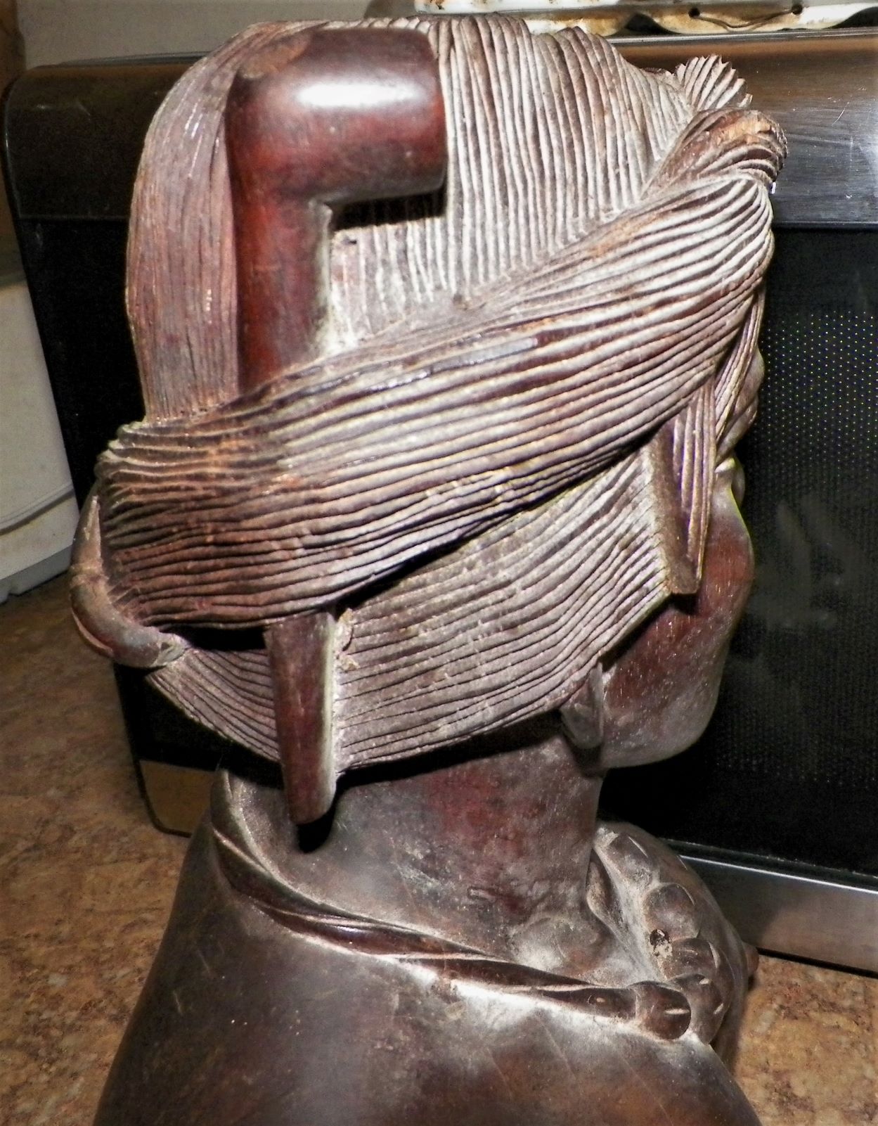 ART STATUE INDIAN WITH PIPE IN HAIR 3AAz.jpg