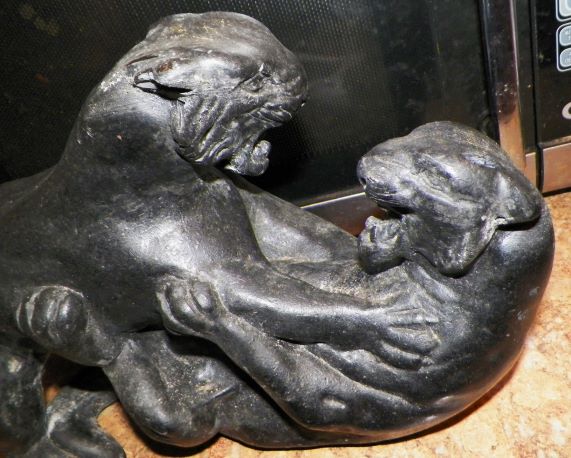 ART STATUE LEOPARDS FIGHTING 3AAA.JPG