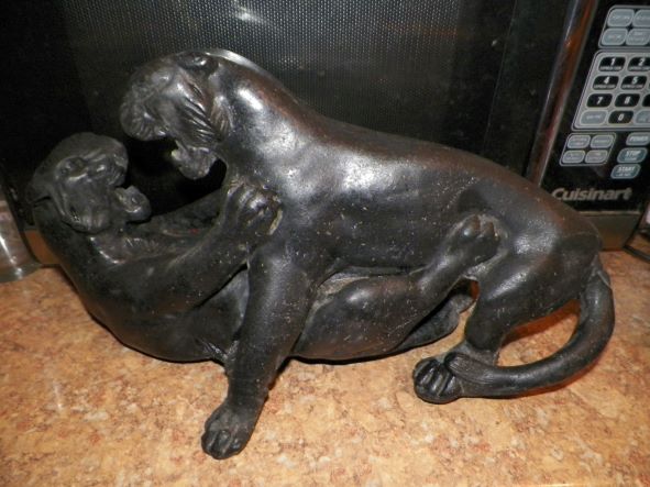 ART STATUE LEOPARDS FIGHTING 9DAA.JPG