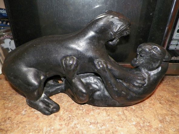ART STATUE LEOPARDS FIGHTING 9DAAA.JPG