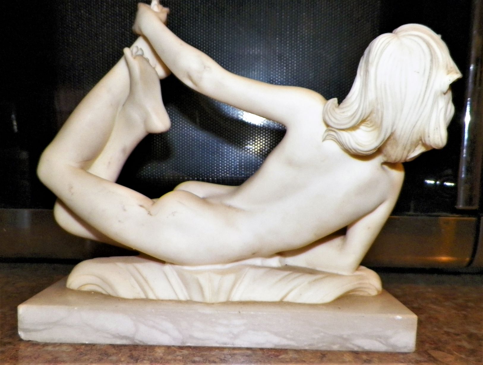 ART STATUE NUDE WOMAN WHITE STATUE 3AA.JPG