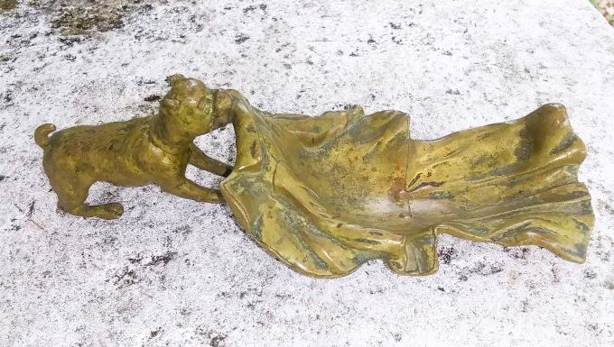 ASHTRAY DOG PULLING CAPE BRASS BRONZE 1AA.jpg