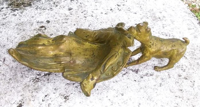 ASHTRAY DOG PULLING CAPE BRASS BRONZE 2AA.jpg