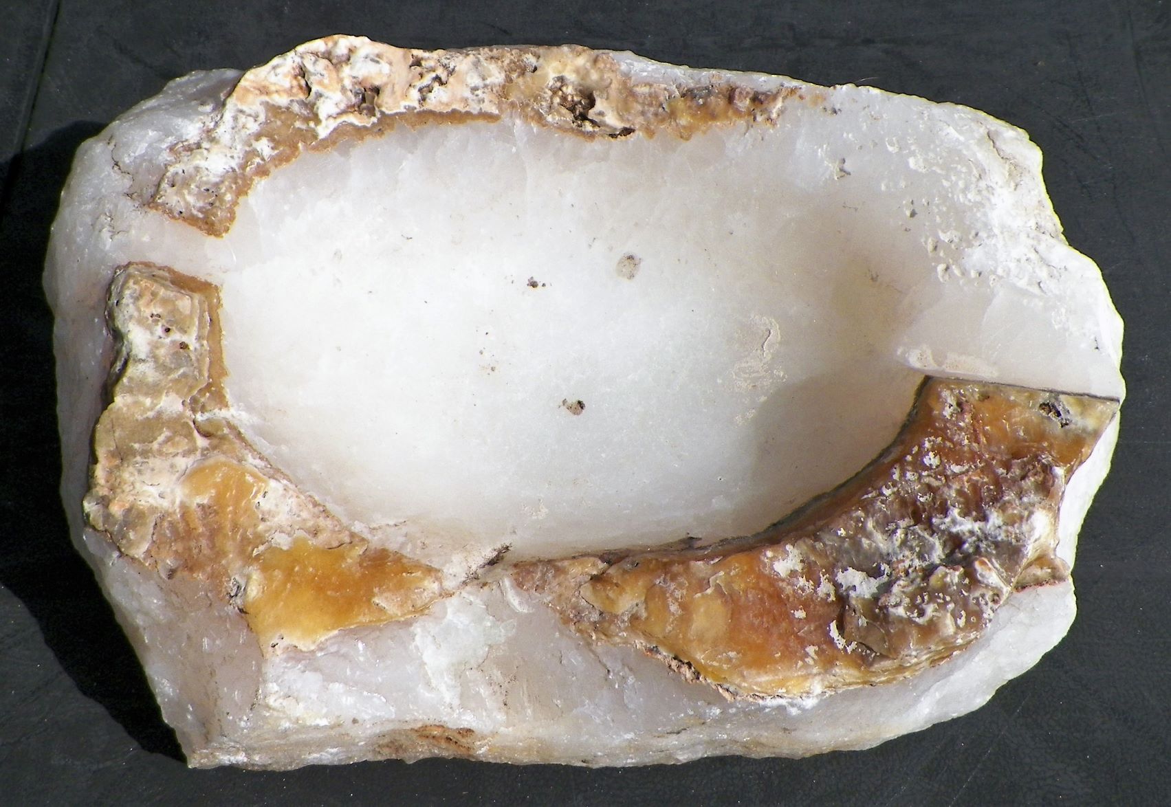 ASHTRAY STONE WHITE LARGE 1AA.JPG