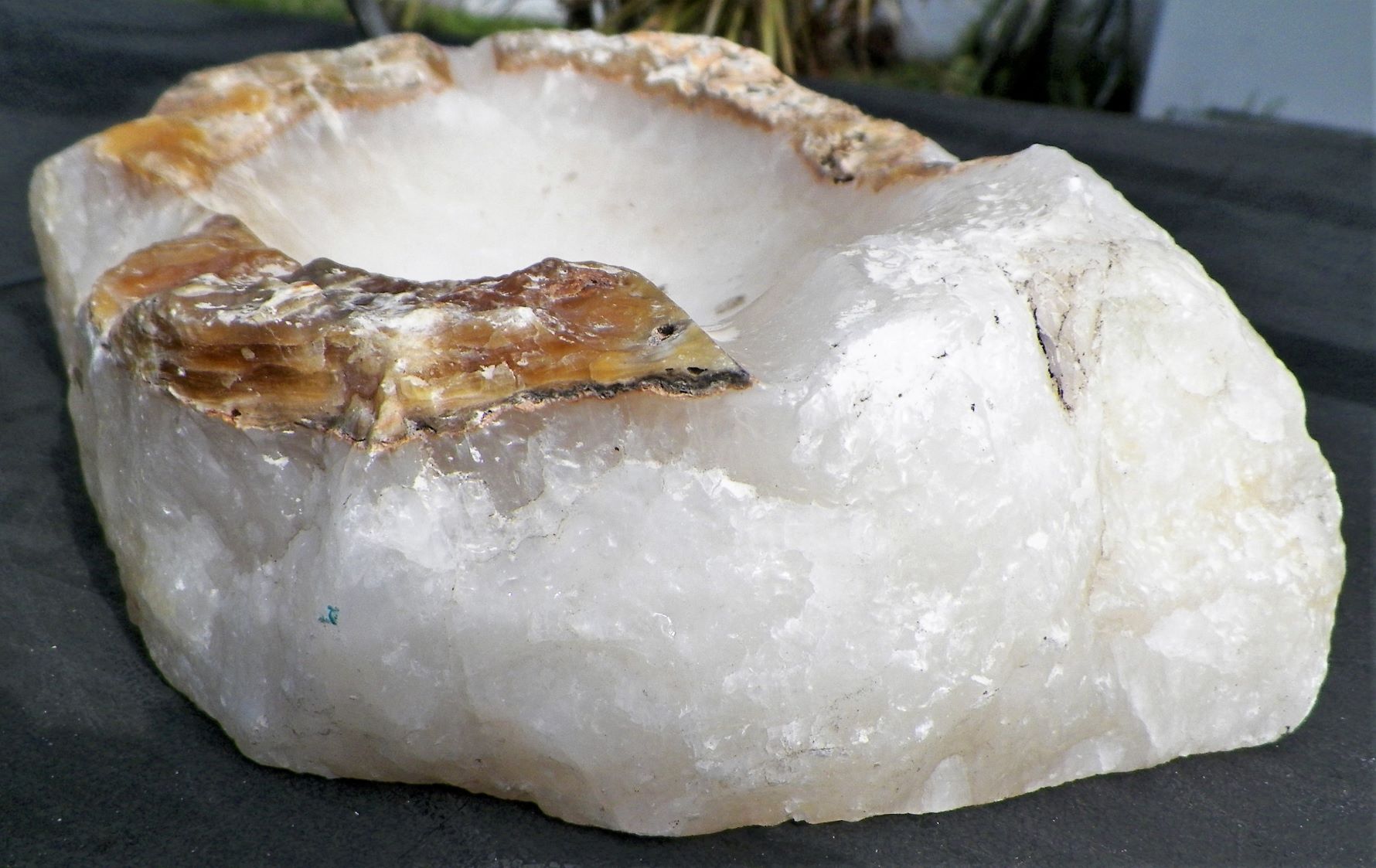 ASHTRAY STONE WHITE LARGE 2AA.JPG