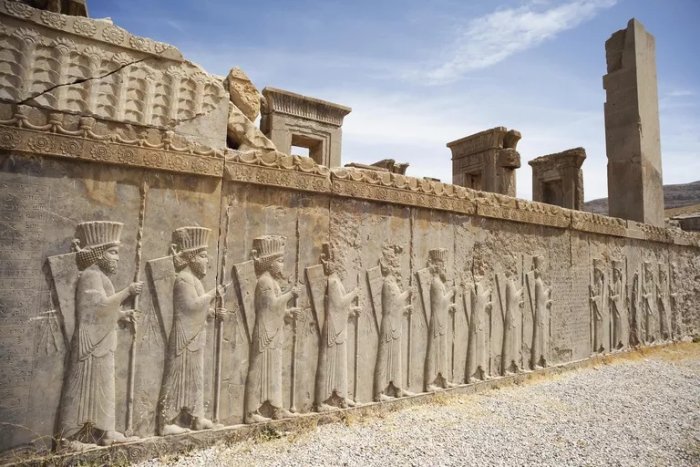 bas-reliefs-of-persian-guards-winter-palace-of-darius-tashara-588476229-57ac66ad3df78cf45973298a.jpg