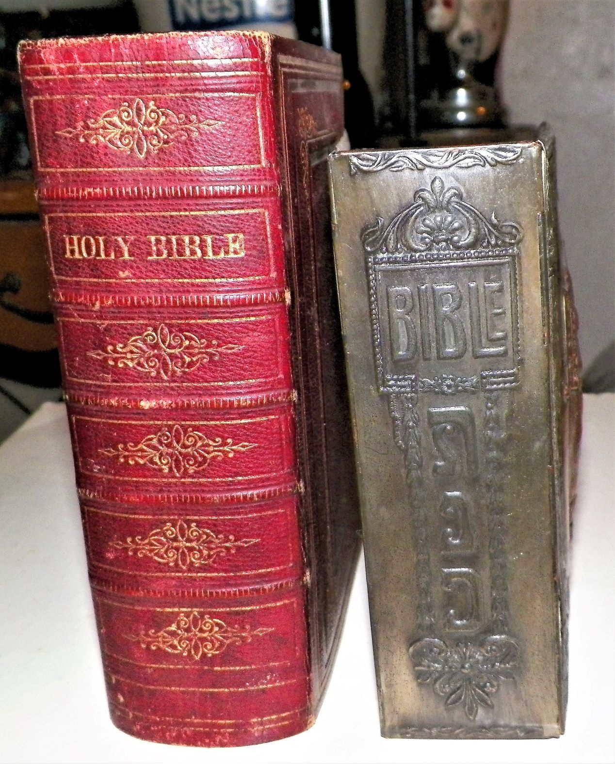 BOOK A GROUP BIBLES ANTIQUE 1AAZZ.JPG