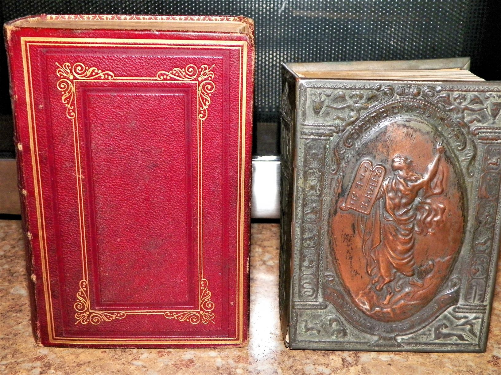 BOOK A GROUP BIBLES ANTIQUE 2AAZZ.JPG