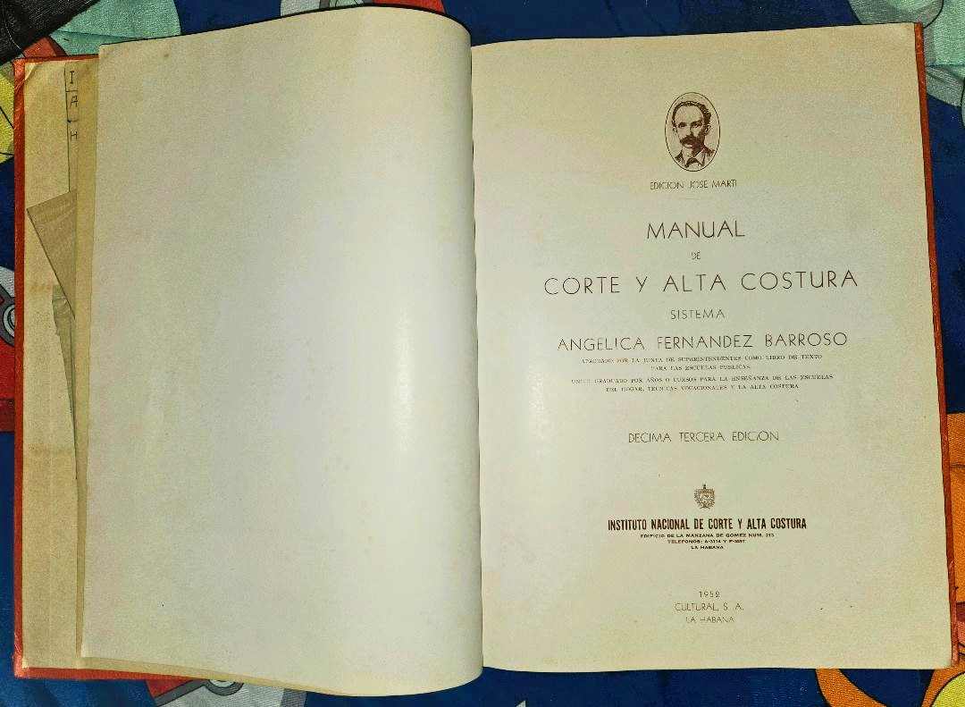 BOOK DRESSES JOSE MARTY 3AA.jpg