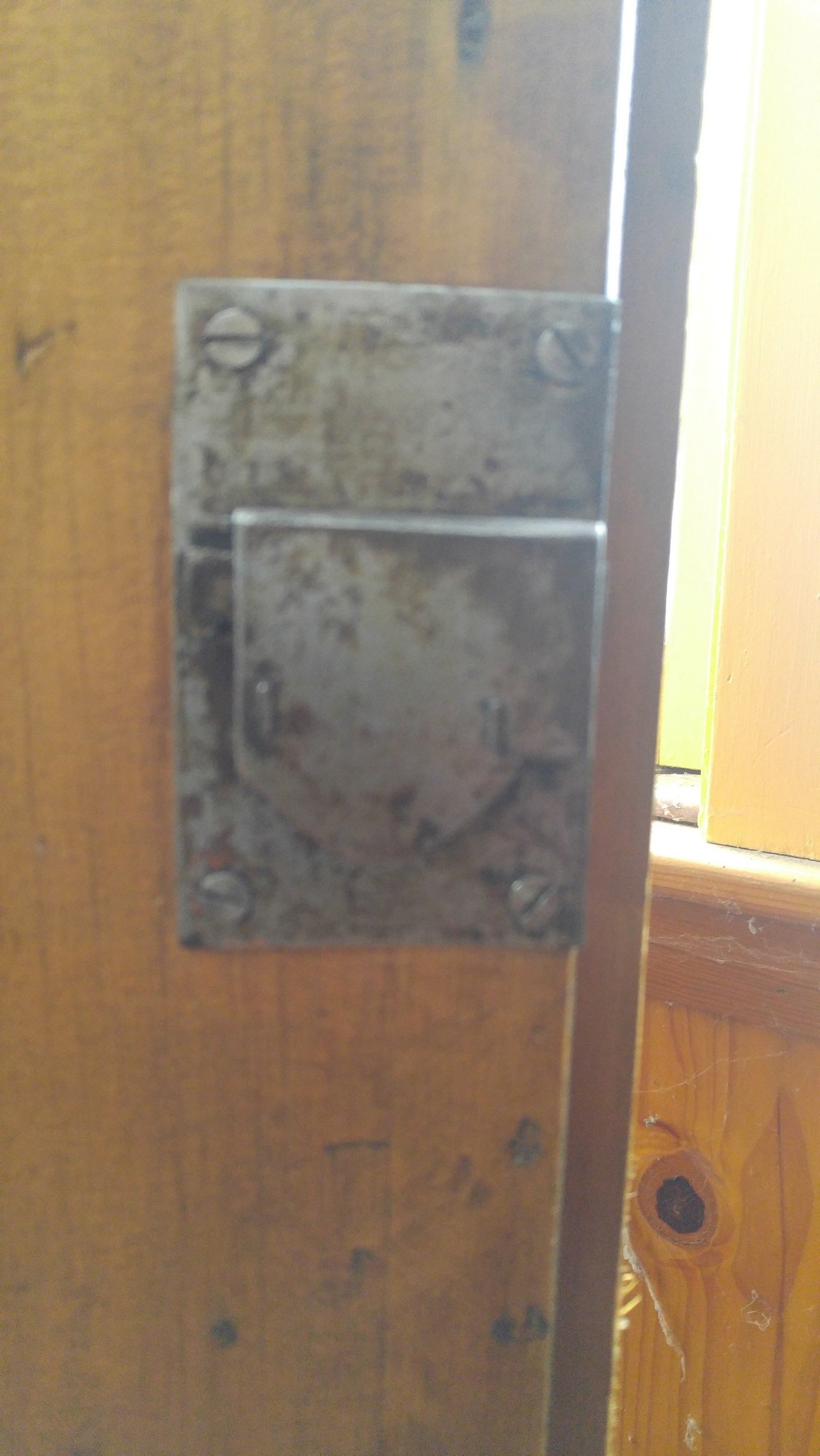 cabinet right latch.jpg