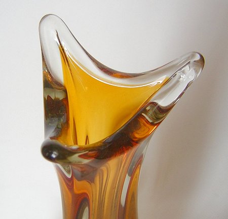 CanadaArtPulledGlass3LobeAmberTallVaseHeavy-c.jpg