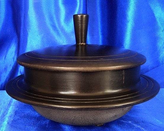Cast Iron Flanged Cooking Bowl and Lid -a.jpg