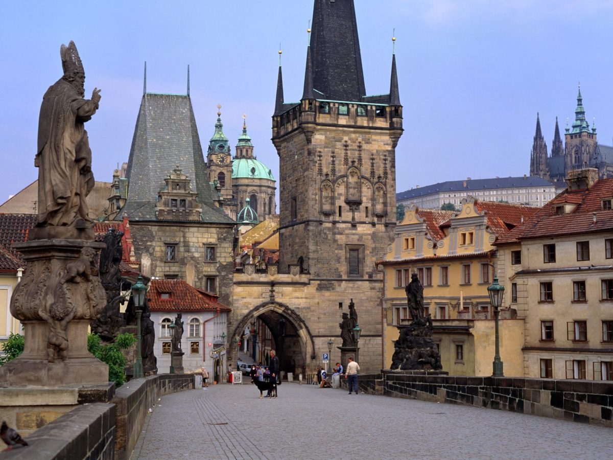 Charles_Bridge_Prague_Czech_Republic.jpg