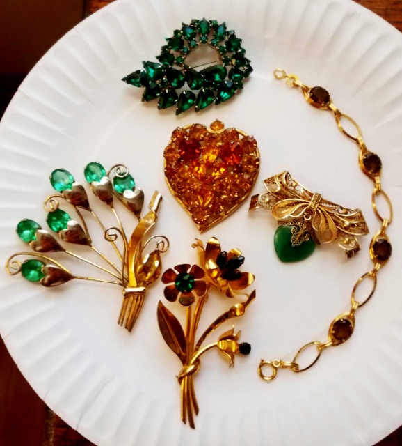 Clamtown brooches 2 (578x640).jpg