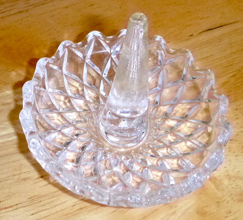 ClearScallopedGlassRingholder0x.JPG