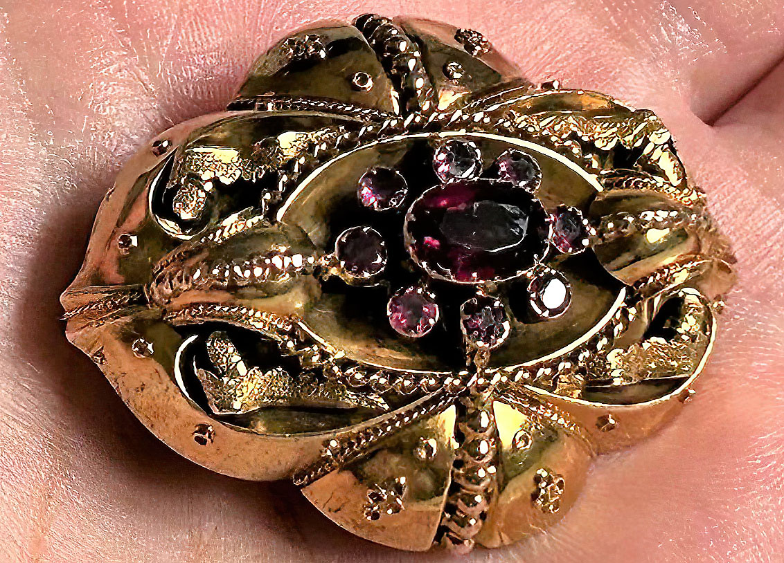 CLOSE-UP BROOCH-sharpen-Motion.jpg